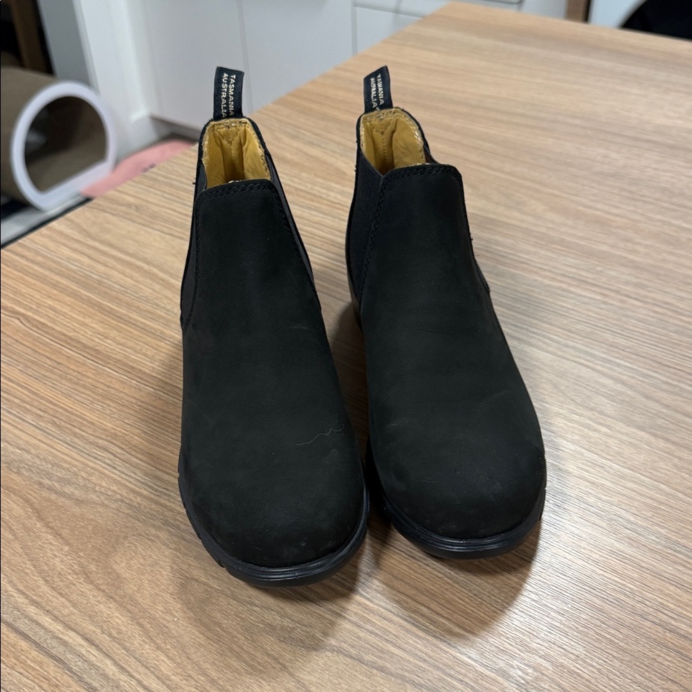 Blundstone BL1977 Ankle Chelsea Boot in Black Nubuck - Picture 3 of 9